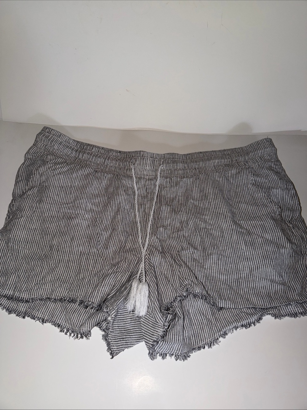 TIME AND TRU Shorts XXL 20 Gray & White Stripe Pockets Frayed Edge